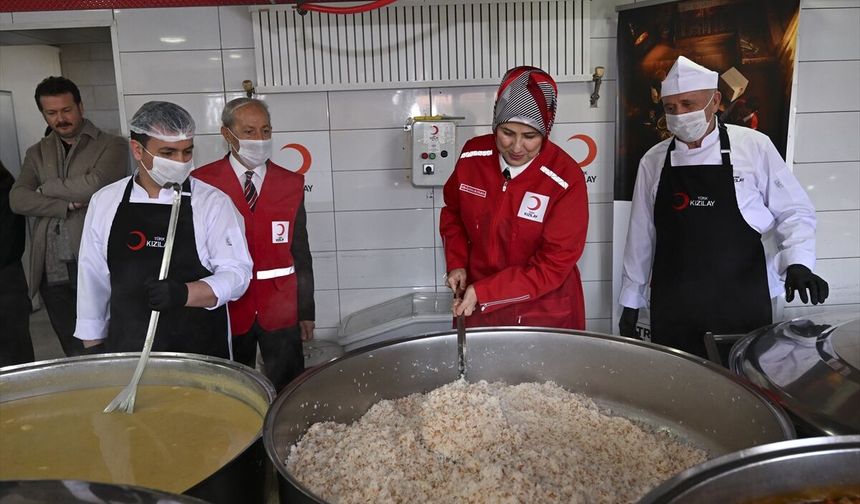 Türk Kızılay Ramazan'da da yoksulun yanında!