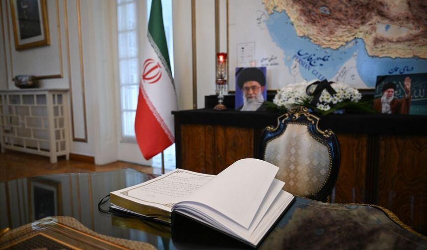 Ankara Büyükelçiliğinde Hamaney için taziye defteri açıldı!