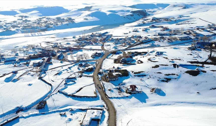 Karla kaplanan Kars Çayı ve köyler dronla görüntülendi!