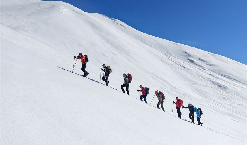 Dağcılar 3 metrelik karda zorlu yolculuğa çıkıyor!