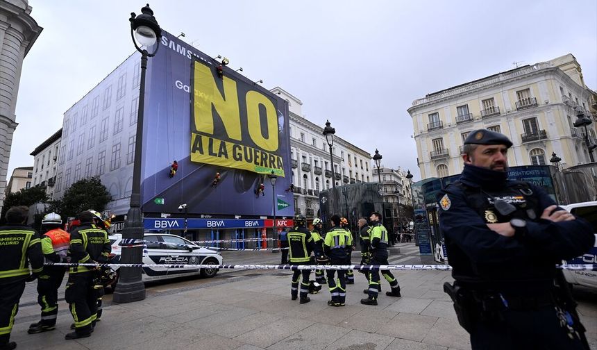 Çevre örgütü Greenpeace Madrid'in merkezinde pankart açtı!