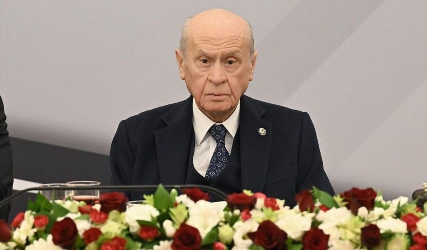 Bahçeli Afganistan'daki Türkmen çocuklara bayramlık gönderdi