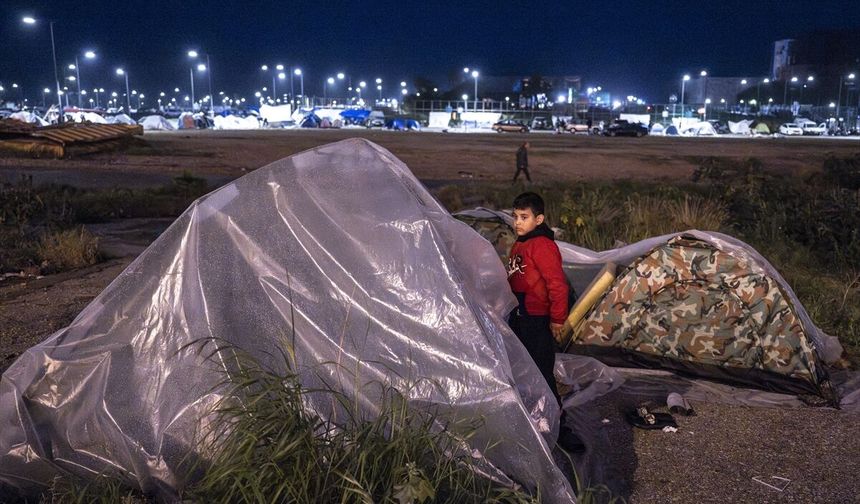 İsrail'in yerinden ettiği Lübnanlılar sokakta yaşıyor!