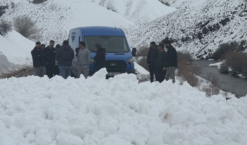 Karayolu çığ nedeniyle ulaşıma kapandı!