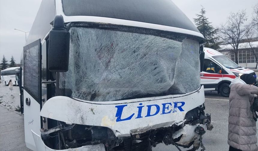 Çorum'da yolcu otobüsü ile kamyonet çarpıştı