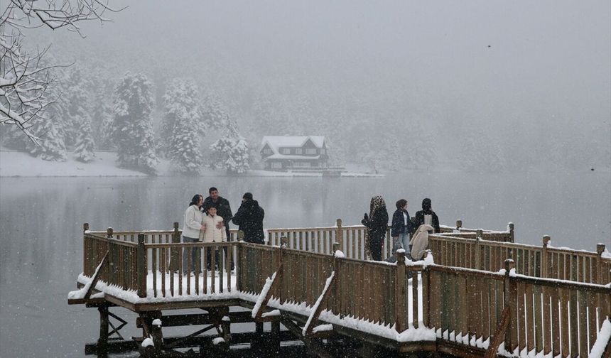 Abant ve Gölcük'te martta yağan kar tatilcileri sevindirdi