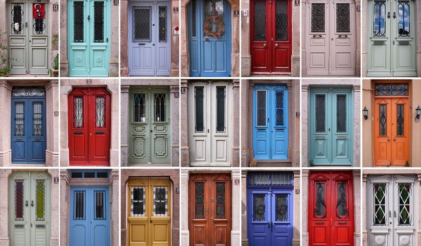 Cunda Adası'ndaki rengarenk kapılar geçmişin izlerini taşıyor