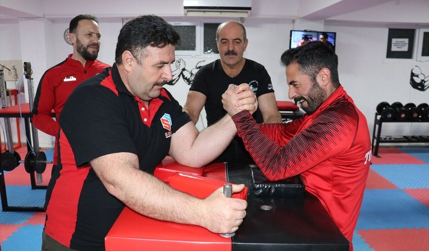 Milli bilek güreşçileri kürsüyü hedefliyor!