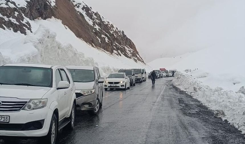 Şırnak-Hakkari yoluna çığ düştü!