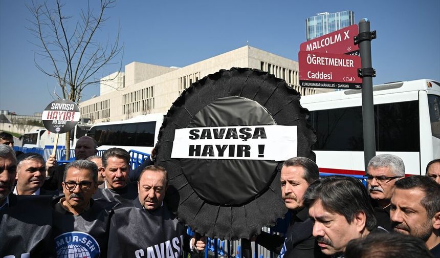 Memur-Sen, ABD Büyükelçiliği önüne siyah çelenk bıraktı