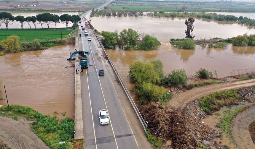 Aydın'da kuvvetli yağış tarım arazilerini vurdu!
