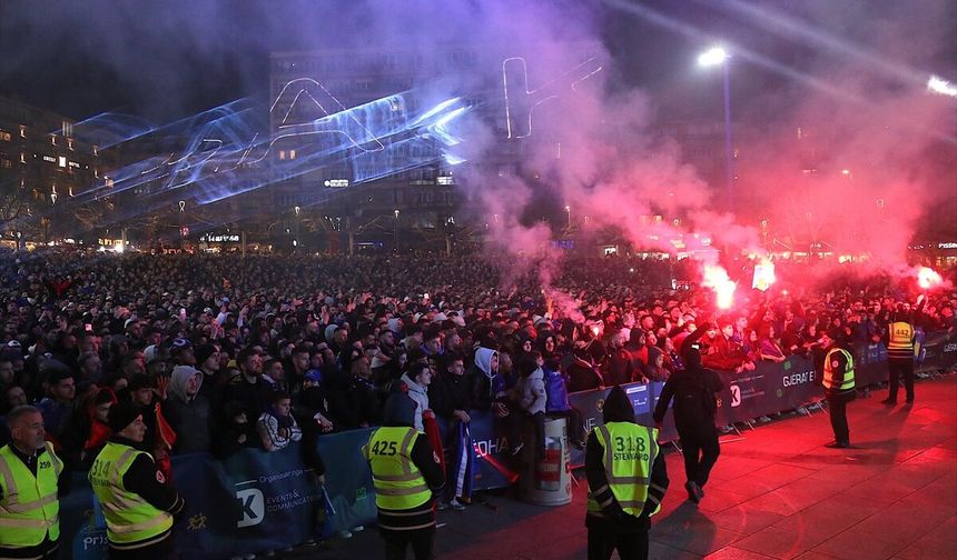 Kosova'da maç meydanlarda izlendi