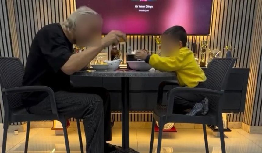 3 yaşındaki oğlunu alkol masasına oturtan baba gözaltına alındı