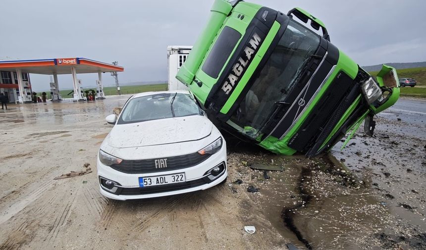 Tır otomobilin üstüne devrildi