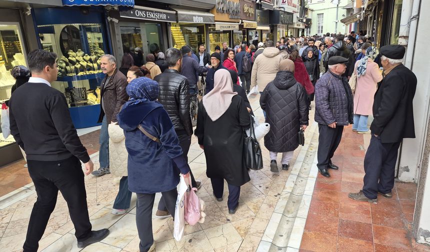 Altın fiyatları düşünce vatandaş kuyumculara koştu!