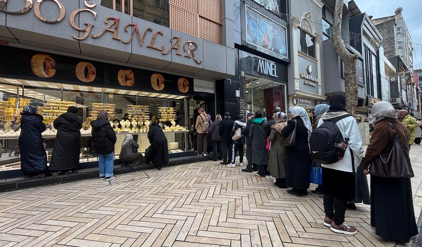 Vatandaş altın kuyruğuna girdi!