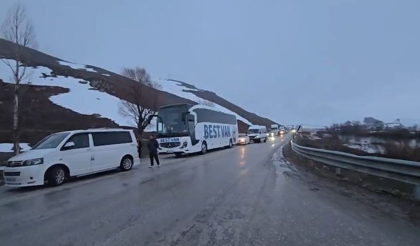 Yüksekova’da heyelan karayolunu yuttu