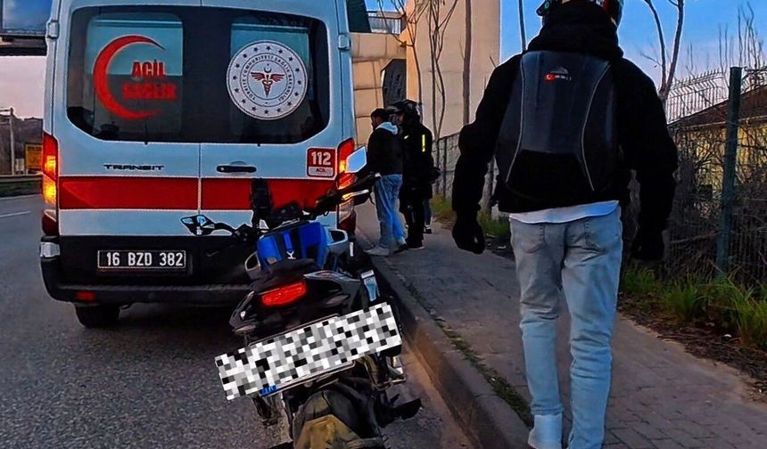 Bir anda şerit değiştirdi, motosikletler çarpıştı