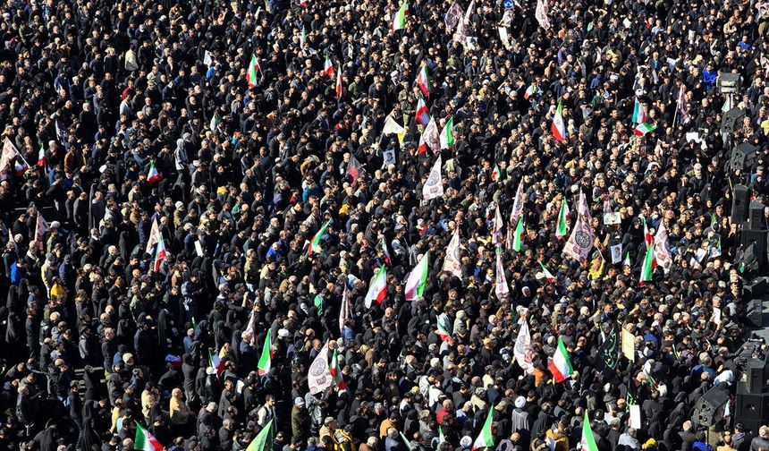 İran'da Hamaney'in ölümünün ardından yüz binler sokakta