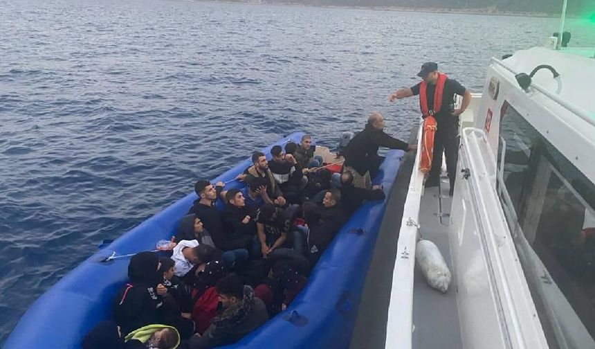 Düzensiz göçmenler Sahil Güvenlik botuna çarptı!