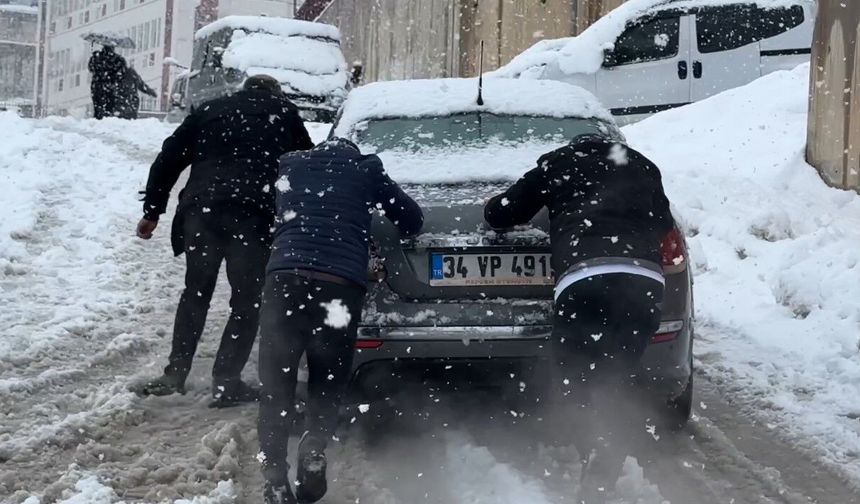 Yüksekova’da kar yağışı etkisini arttırdı