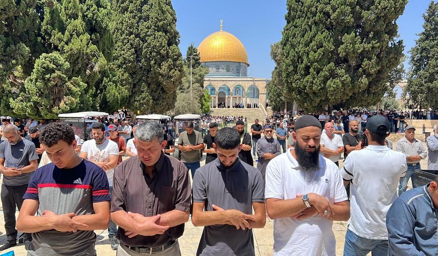 Mescid-i Aksa'da binlerce Müslüman cuma namazında saf tuttu