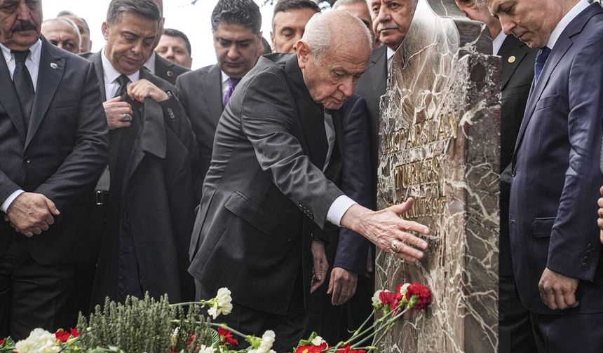 Alparslan Türkeş kabri başında anıldı!