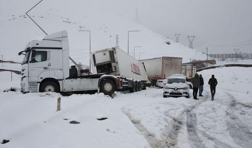 Kar yağışı zincirleme kazaya sebep oldu!