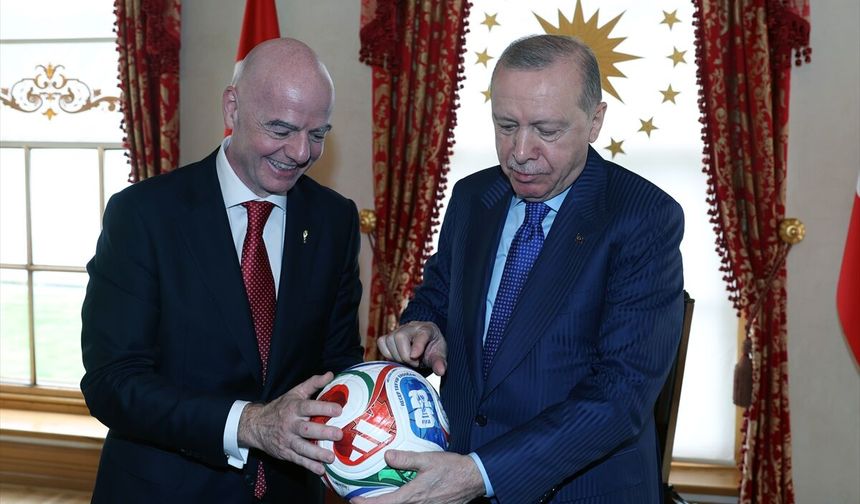 FIFA Başkanı'ndan Erdoğan'a Dünya Kupası topu!