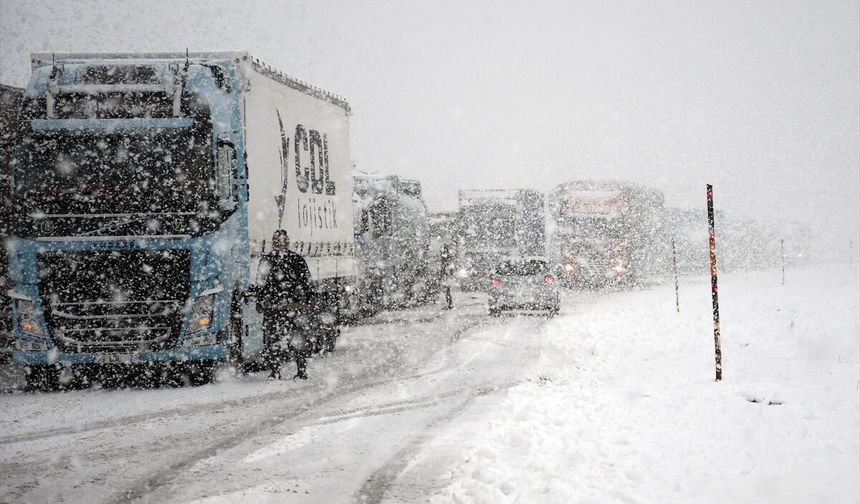 Kars-Erzurum kara yolunda ulaşım kontrollü sağlanıyor!