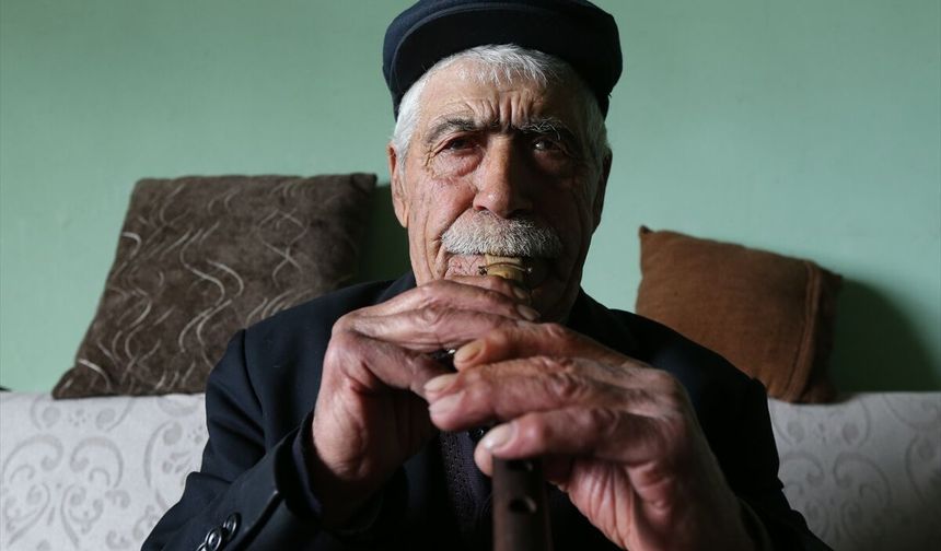 Kolunda serumla acilde mey çalarak hastalara moral verdi!