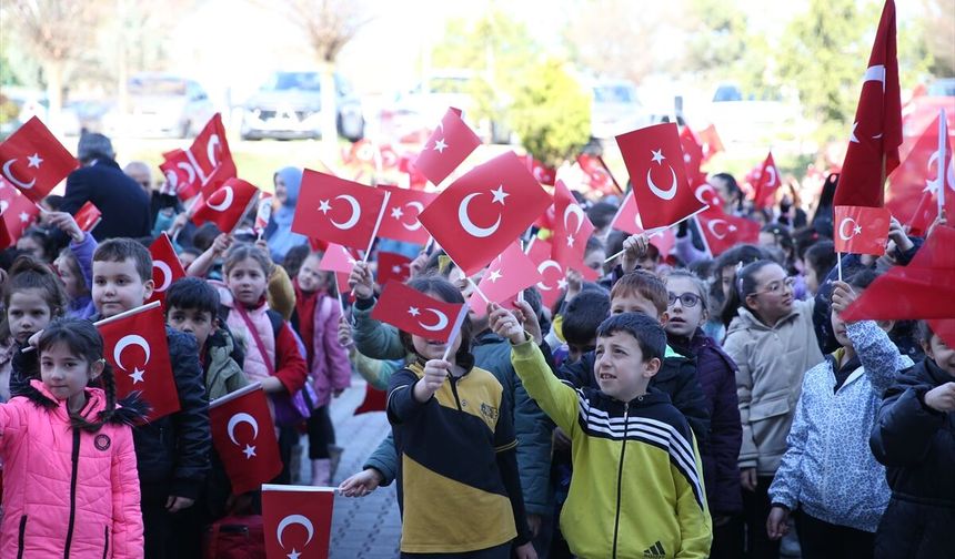 Öğrenciler okullara Türk bayraklarıyla geldi