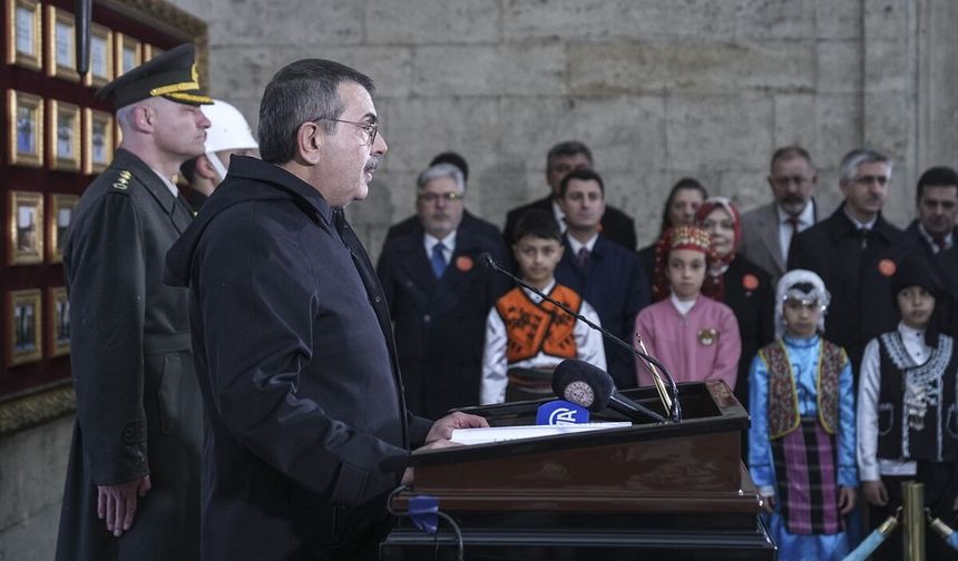 Bakan Tekin çocuklarla Anıtkabir'i ziyaret etti