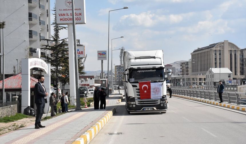 Türkiye'den İran'a yardım tırları yola çıktı