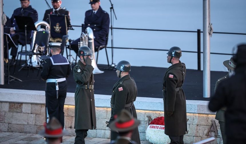 Anzak Koyu'nda 'Şafak Ayini' yapıldı!