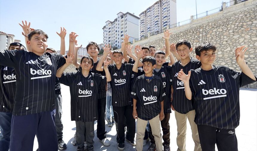 Beşiktaş gönüllüleri depremzede öğrencilere forma dağıttı!