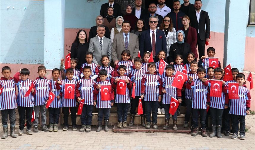 Trabzonspor'dan köy okuluna forma sürprizi!