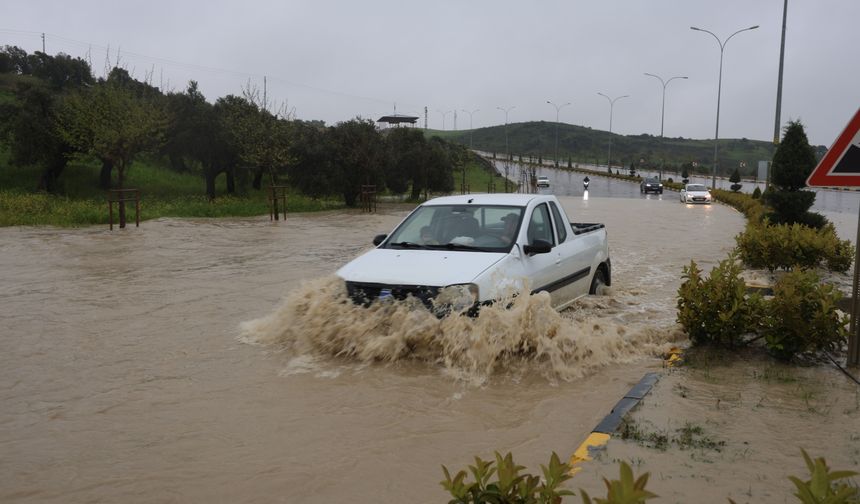 Yollar göle döndü, araçlar mahsur kaldı!