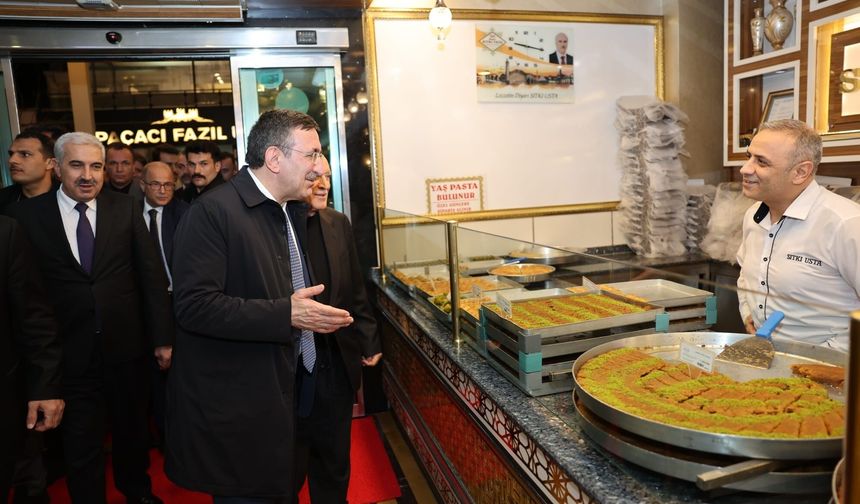 Diyarbakır'a gelen Cevdet Yılmaz’dan 'tatlı' bir mola!