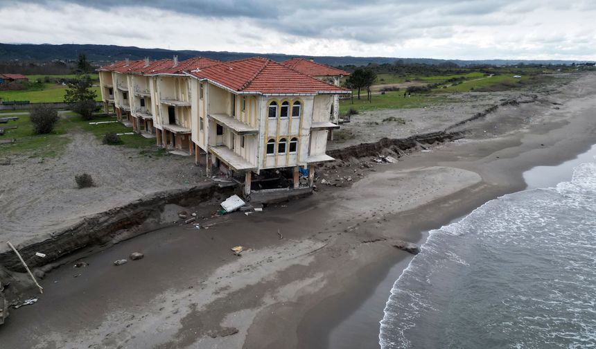 Deniz 100 metre içeri girdi, villalar çöktü