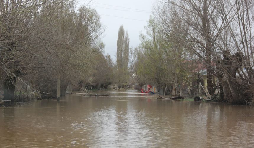 Baraj taştı, köy tamamen sular altında kaldı