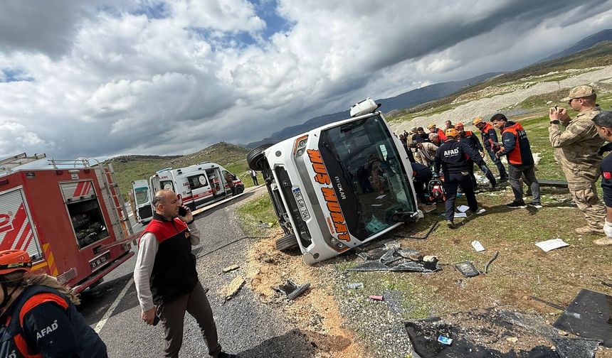 Diyarbakır’da yolcu otobüsü devrildi: Ölü ve yaralılar var!