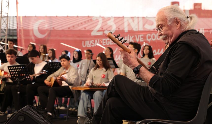 Usta sanatçı Cahit Berkay gençlerle aynı sahneyi paylaştı!