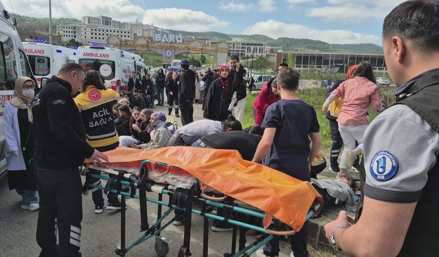 Öğrencileri taşıyan otobüs otomobile çarptı