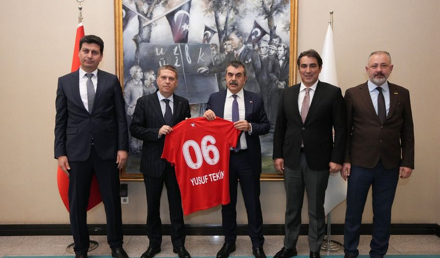 Gençlerbirliği'nden Bakan Tekin'e forma!