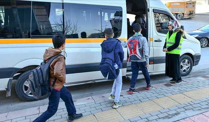 Kamu personeli, öğrenci çocuğuyla servise binebilecek
