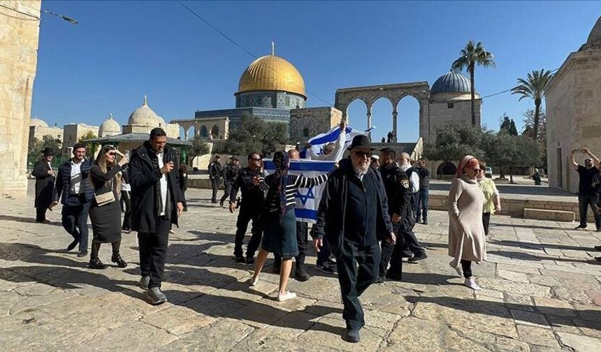 İsrailliler polis korumasında Mescid-i Aksa'yı bastı!