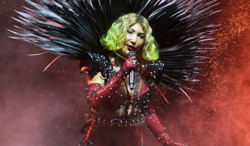 Hande Yener'den konserinde dikkat çeken kostüm