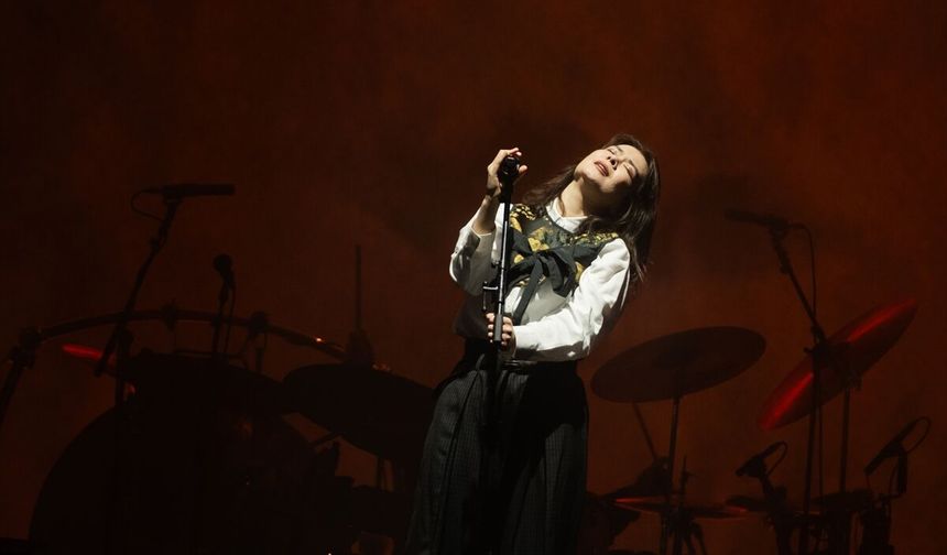 Şarkıcı Mitski İstanbul'da konser verdi