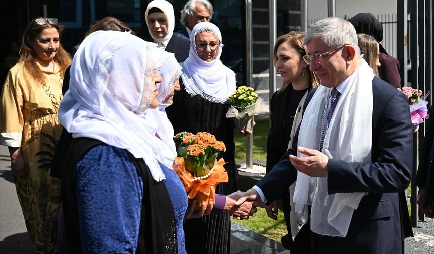 'Barış Anneleri' Davutoğlu'nu ziyaret etti!